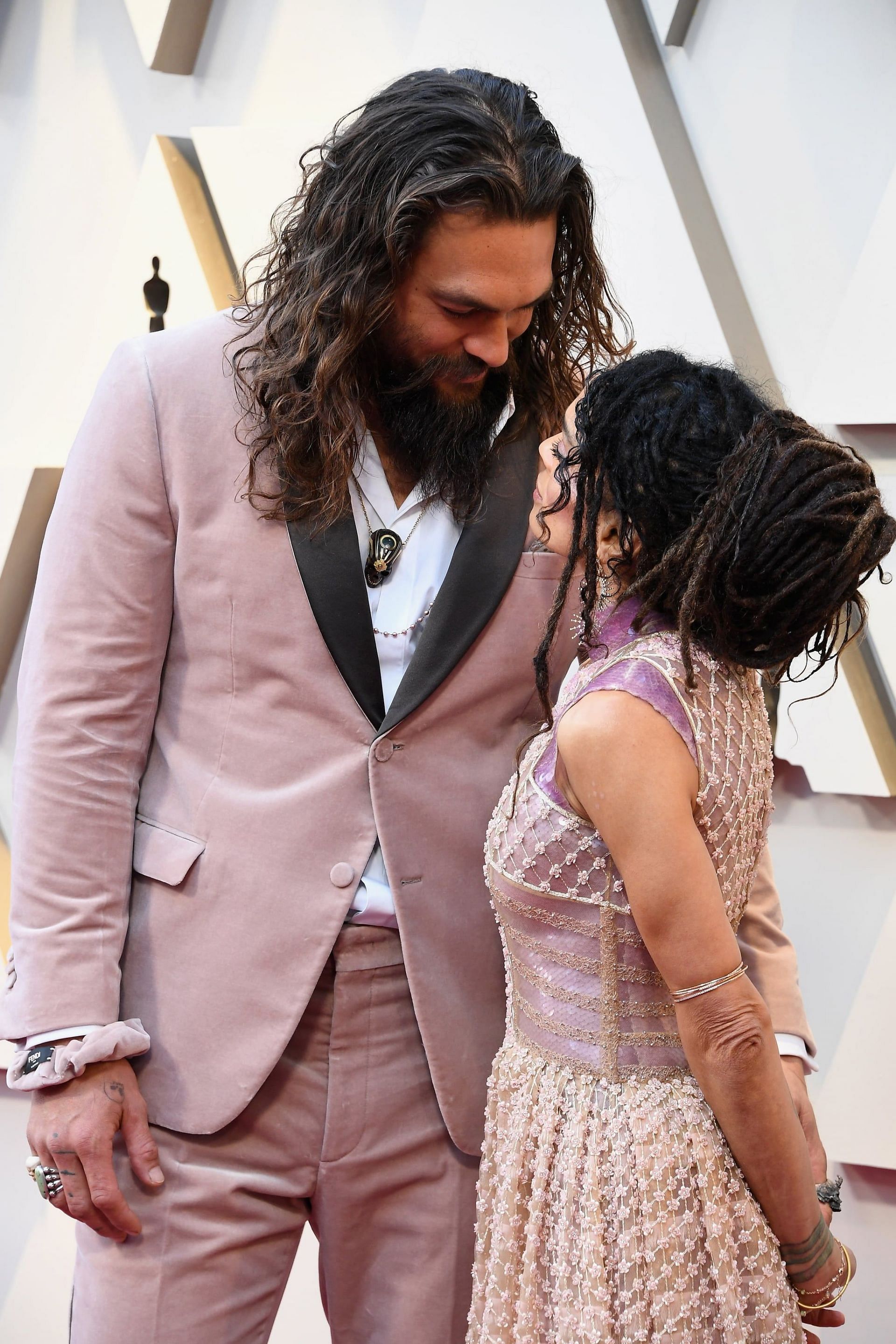Jason Momoa and his wife on the red carpet. Oscars, 2019 (Image via PopSugar)