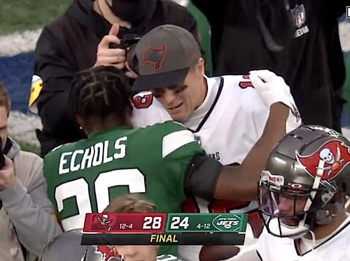 Jets CB Brandin Echols embraces Bucs QB Tom Brady after the Week 17 matchup at MetLife Stadium (photo: yahoo.com)