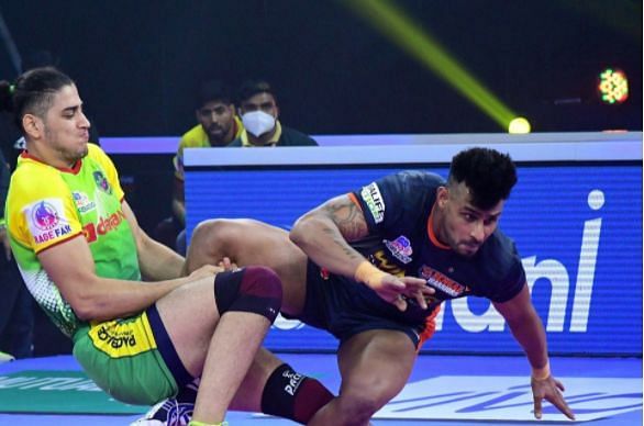 Maninder Singh in action for the Bengal Warriors against the Patna Pirates (Image Courtesy: Twitter)