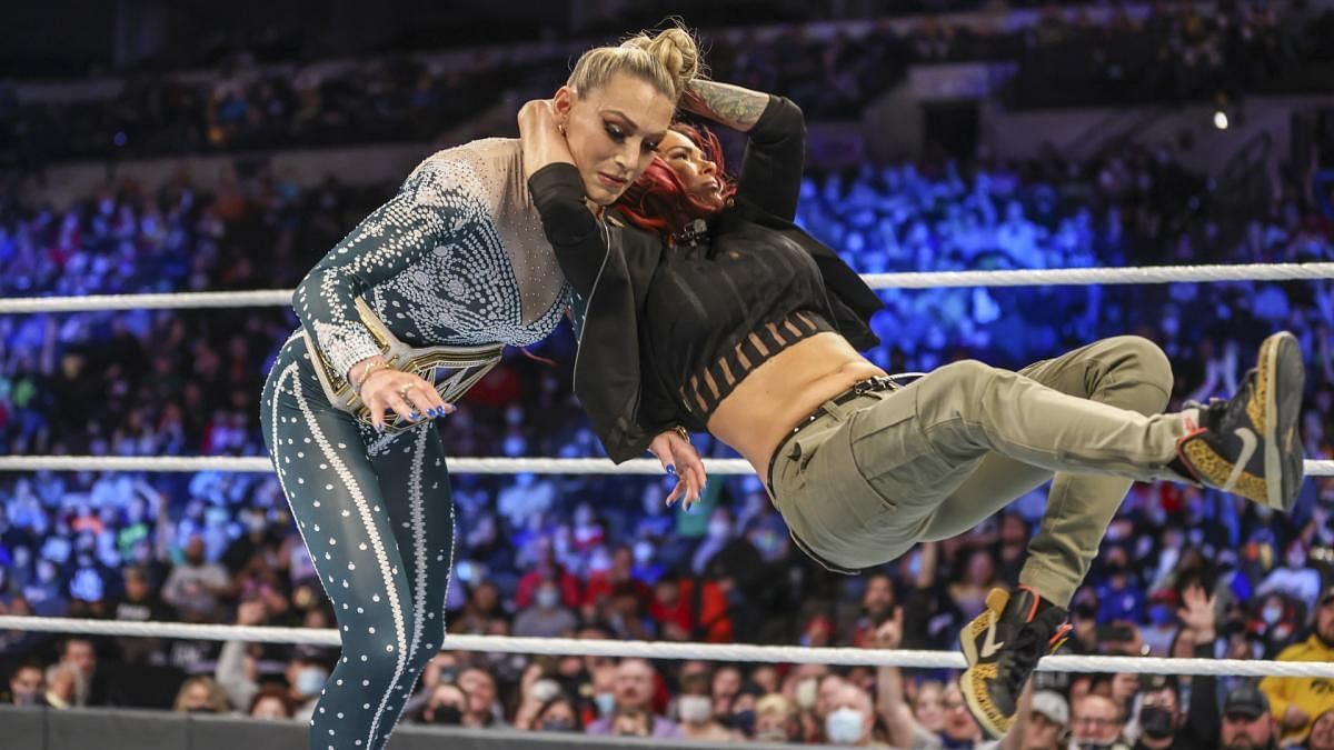 WWE Hall of Famer Lita returns and gives Charlotte Flair a Twist of Fate