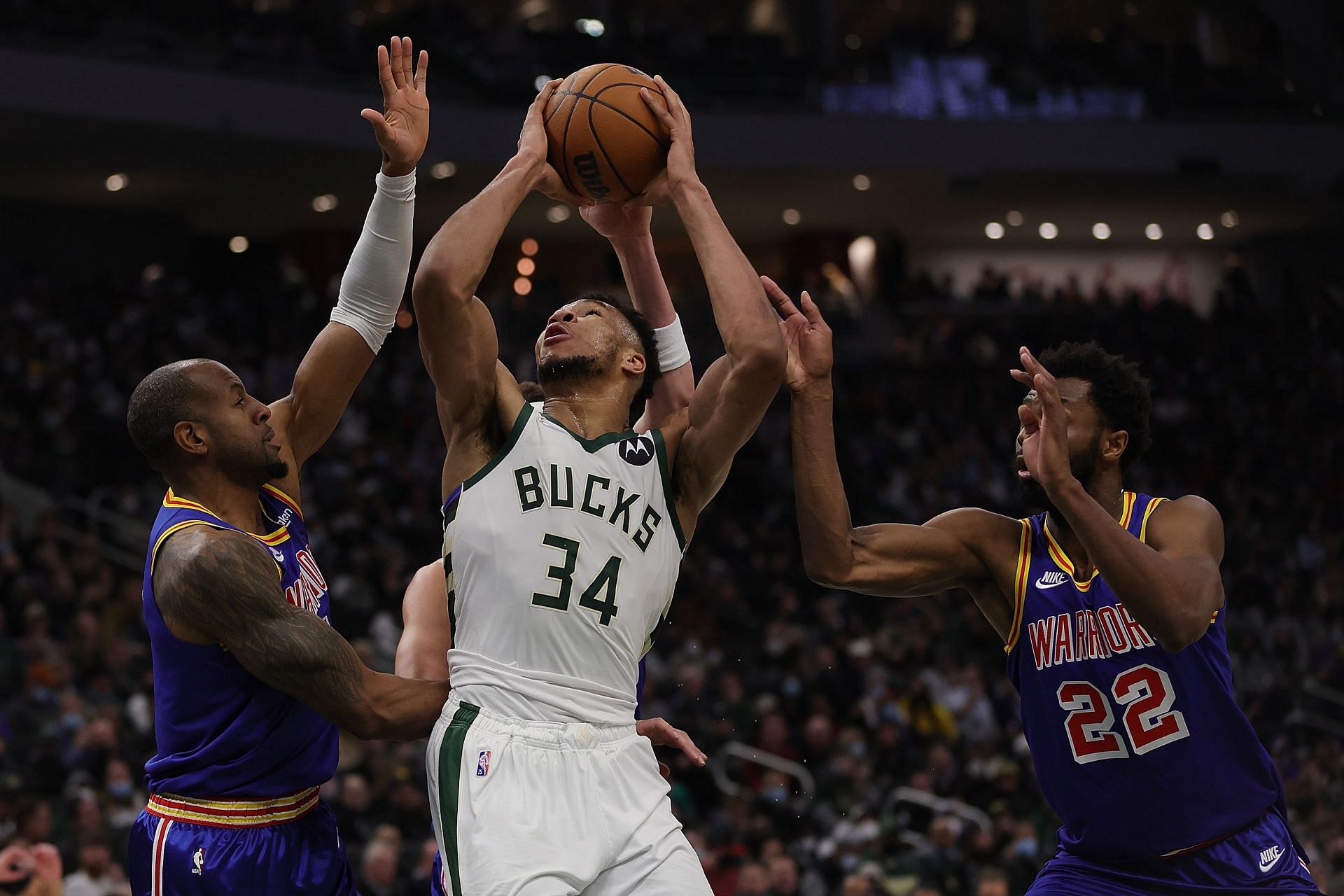 Gianntis Antetokounmpo (#34) drives during Golden State Warriors vs Milwaukee Bucks.