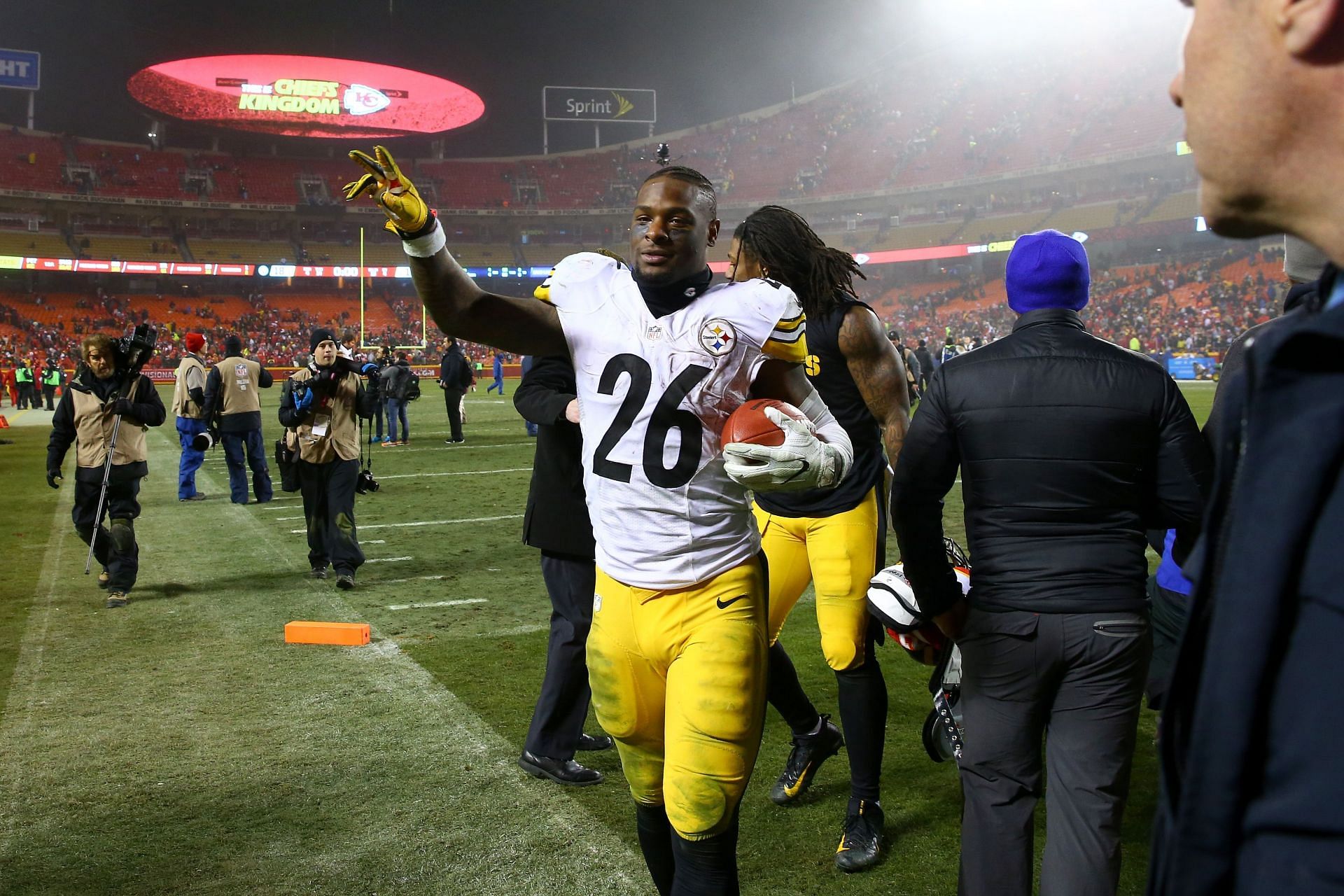 Le&#039;Veon Bell played for the Steelers during their last NFL postseason triumph, a win in Kansas City in the 2017 Divisional round (Photo: Getty)