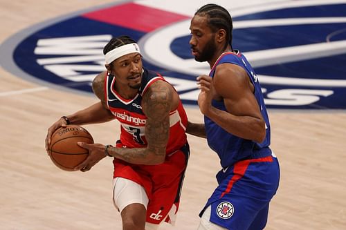 Kawhi Leonard of the LA Clippers guards Washington Wizards' Bradley Beal.