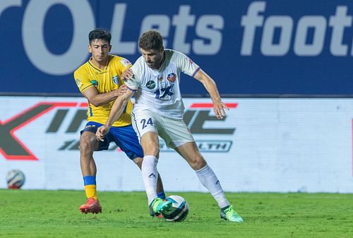 FC Goa's Ivan Gonzalez shields the ball from Kerala Blasters FC's Sahal Abdul Samad (Image Courtesy: ISL)