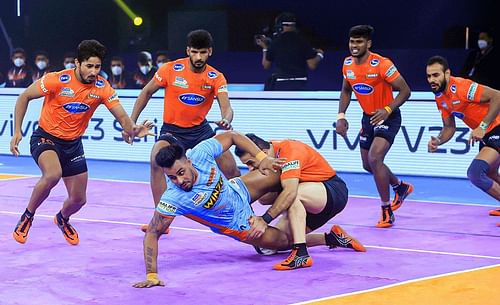 Maninder Singh played like a one-man army against U Mumba in PKL 2022 (Image: Pro Kabaddi/Facebook)