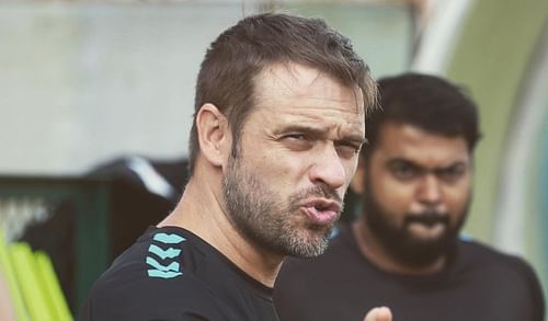 Odisha FC head coach Kino Garcia looks on as the players train. (Image Courtesy: Twitter/OdishaFC)