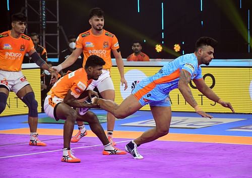 Maninder Singh in action for the Warriors against Puneri Paltan - Image Courtesy: Warriors Twitter