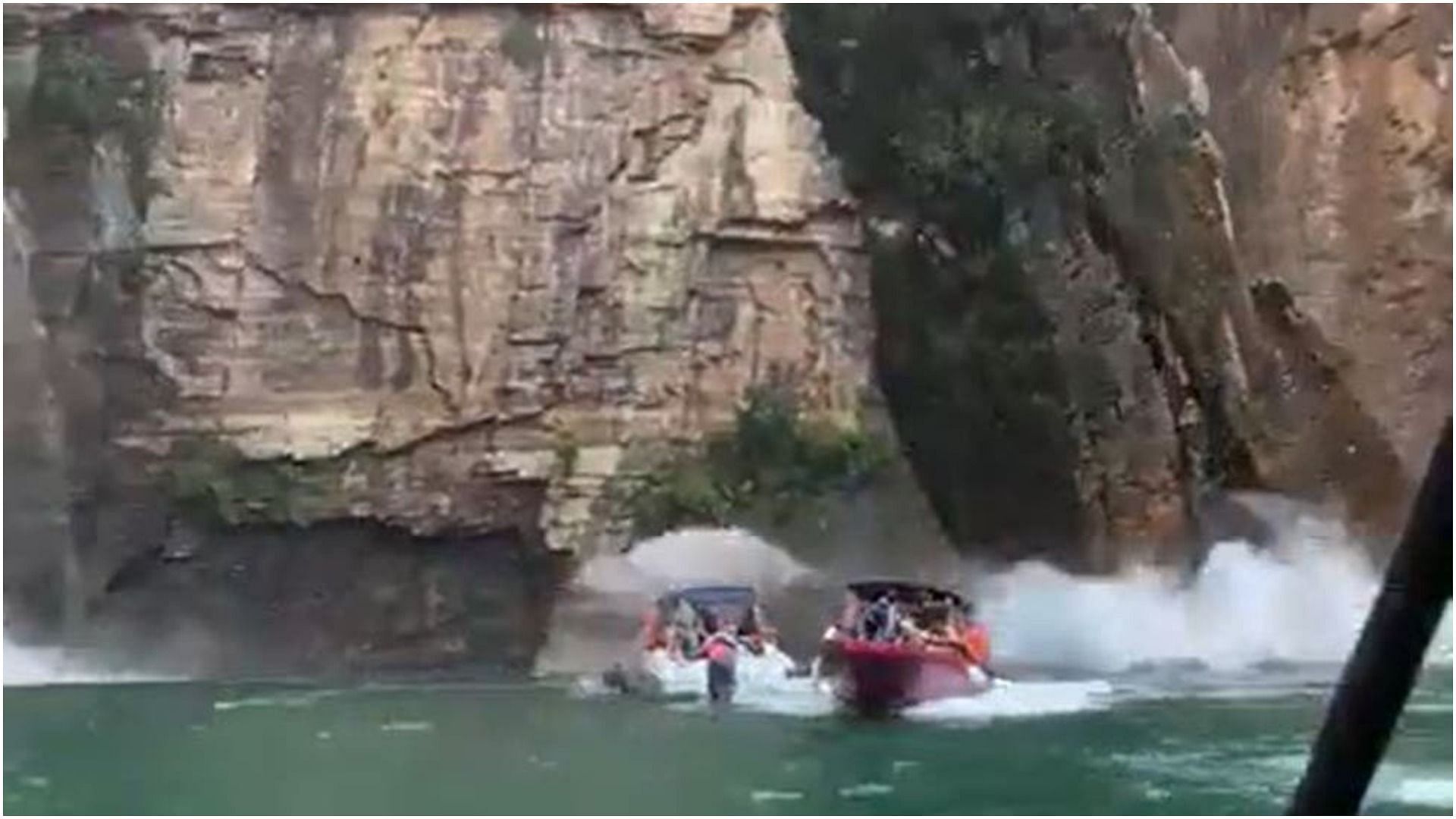 Brazil canyon collapses on motorboats (Image via Twitter)