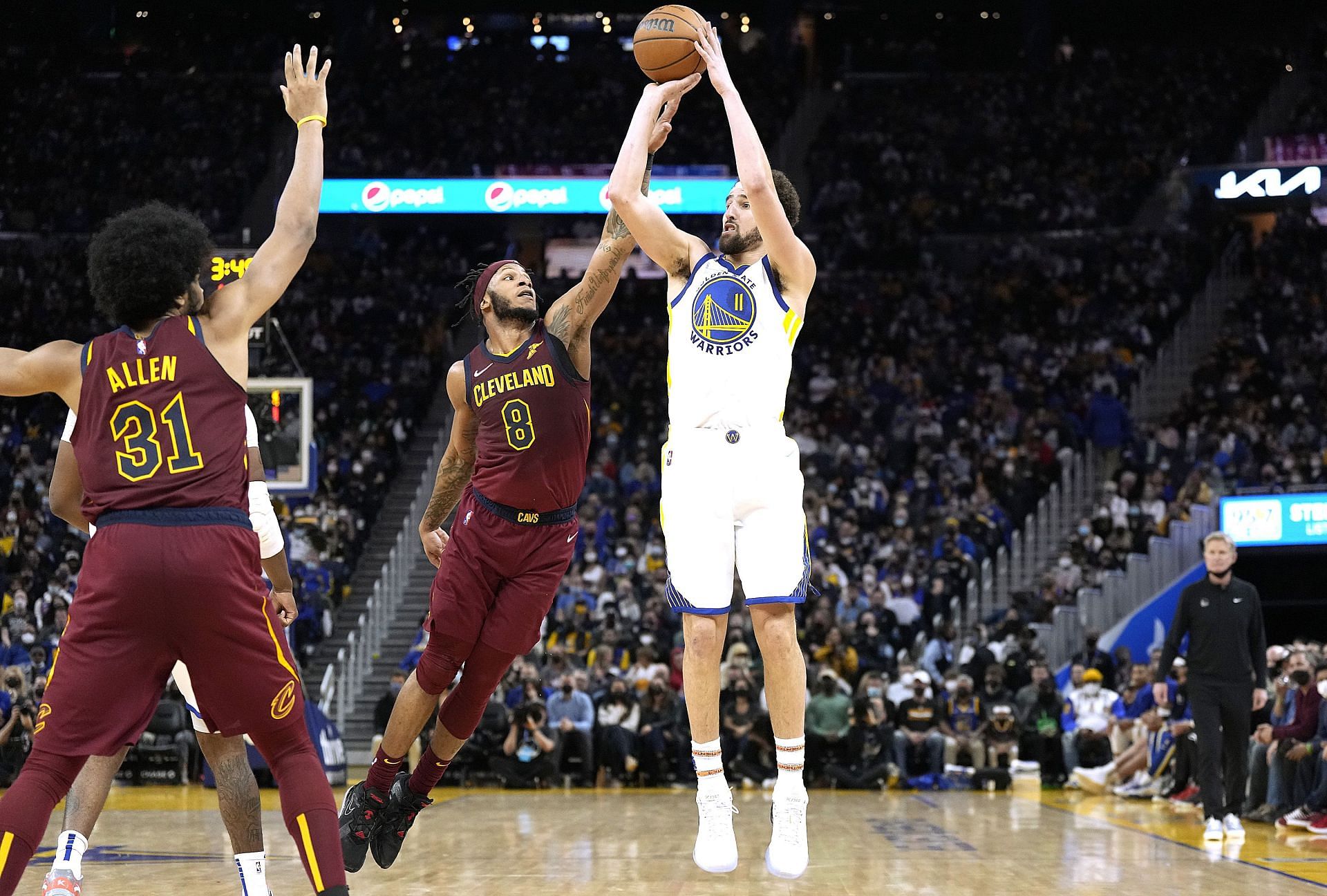 Klay Thompson shoots against the Cleveland Cavaliers