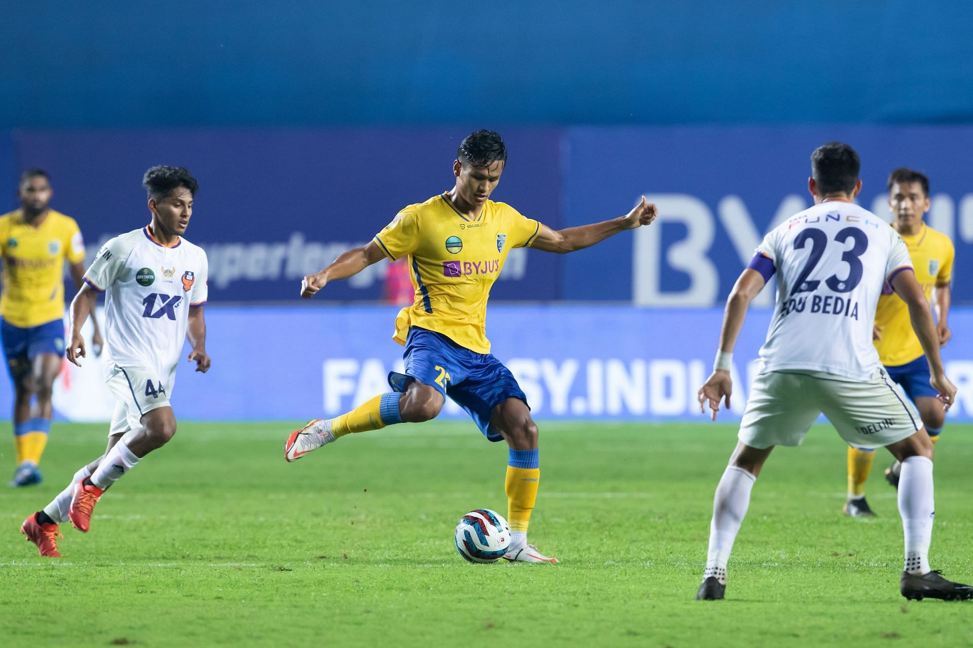 Kerala Blaster FC midfielder Jeakson Singh in action against the Gaurs (Image Courtesy: ISL)