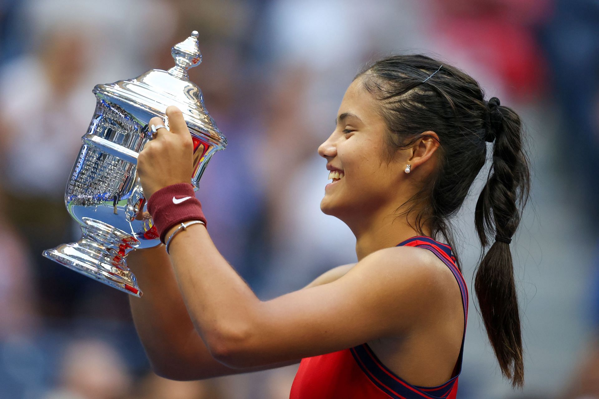 Emma Raducanu with the US Open 2021 trophy