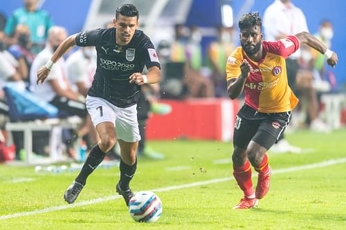 Mumbai City FC's Cassio Gabriel (L) and SC East Bengal's Hira Mondal compete for the ball. [Credits: ISL]