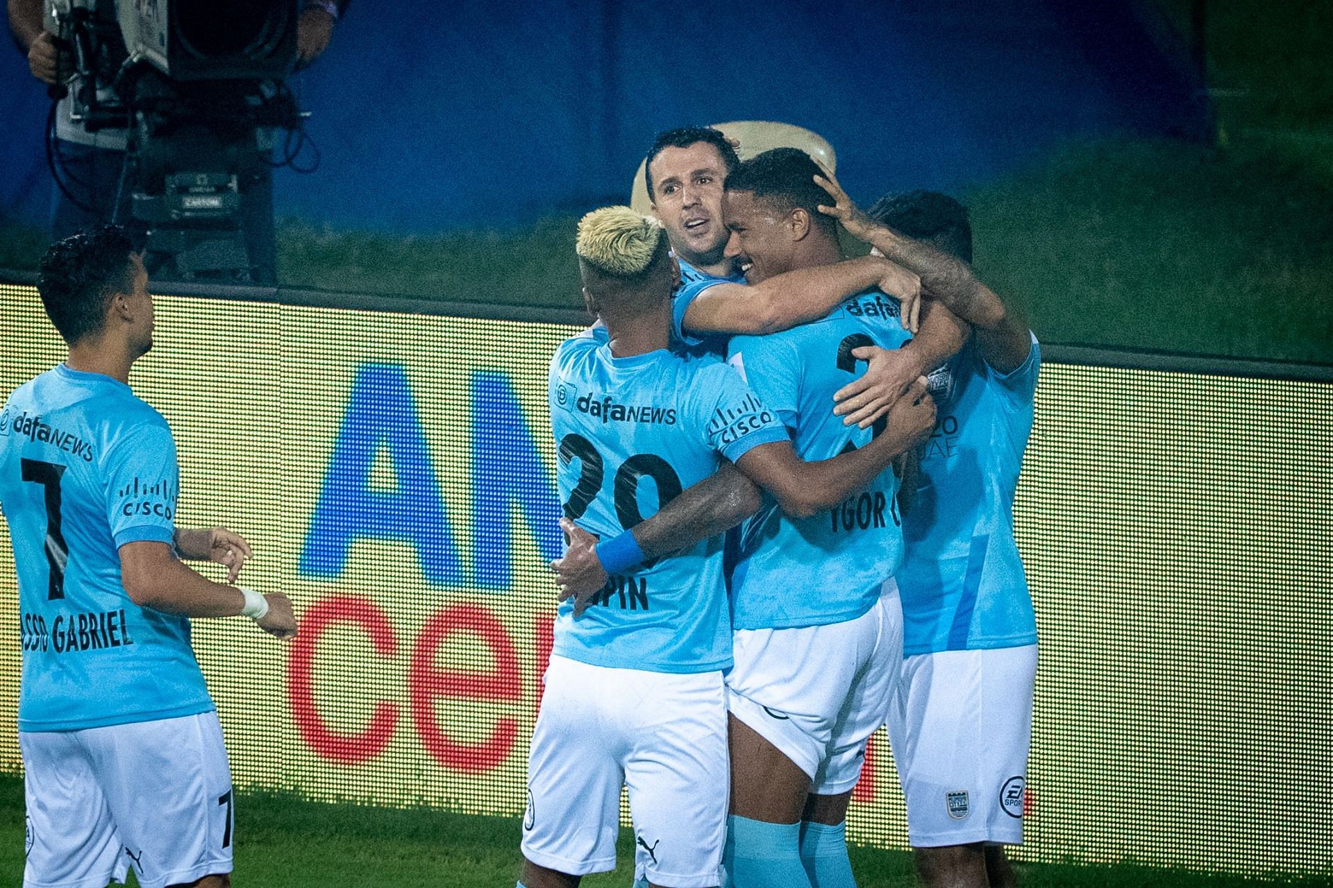 Mumbai City FC&#039;s Igor Angulo celebrates with teammates (PC: ISL)