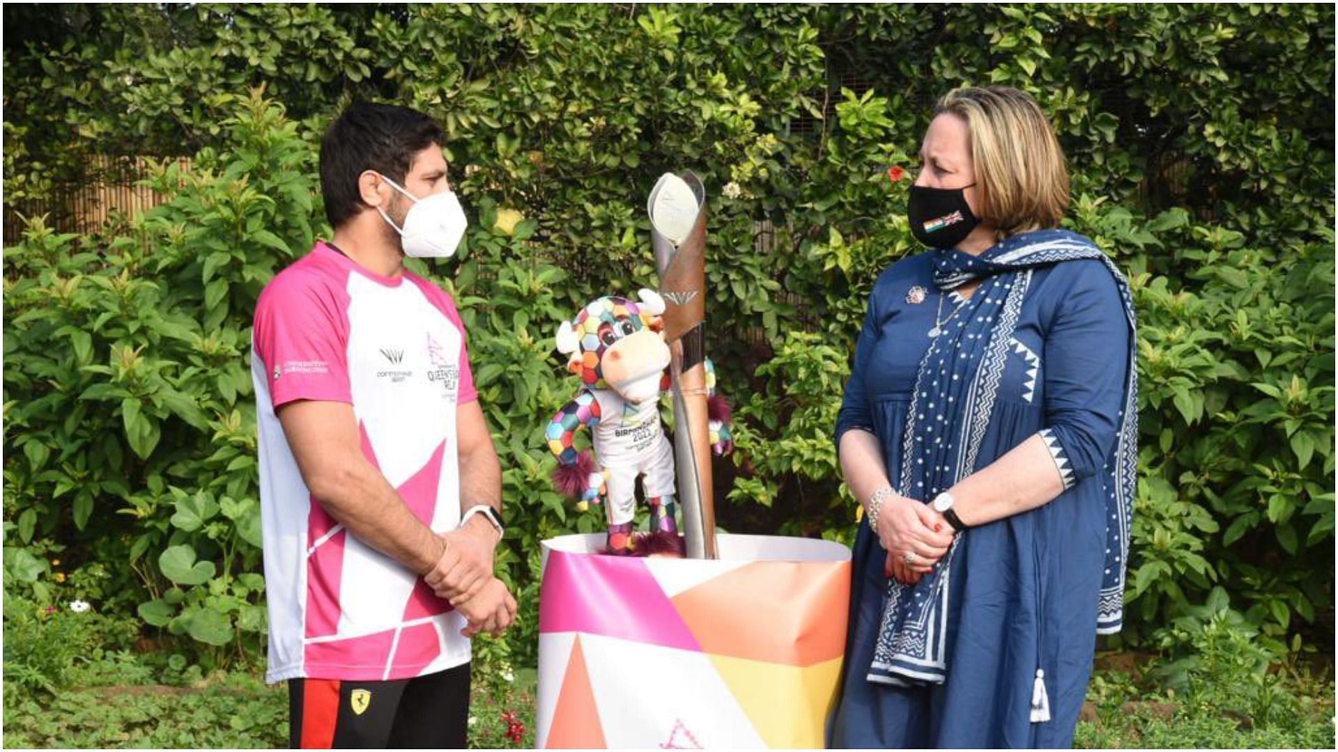 Ravi Dahiya (L) and Anne-Marie Trevelyan in coversation during Queen&#039;s Baton Relay in India (Pic Credit:Anne-Marie Trevelyan twitter)