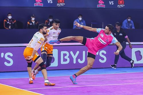 Jaipur Pink Panthers raider during a raid against Puneri Paltan - Image Courtesy: Jaipur Pink Panthers Twitter