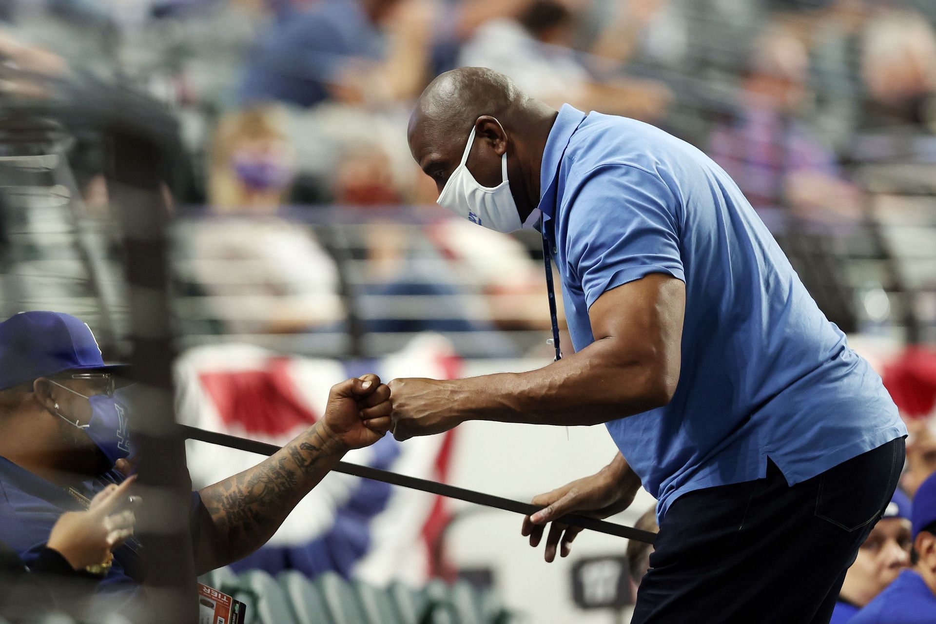 Magic Johnson în timpul jocului doi din Seria Mondială - Tampa Bay Rays vs Los Angeles Dodgers.