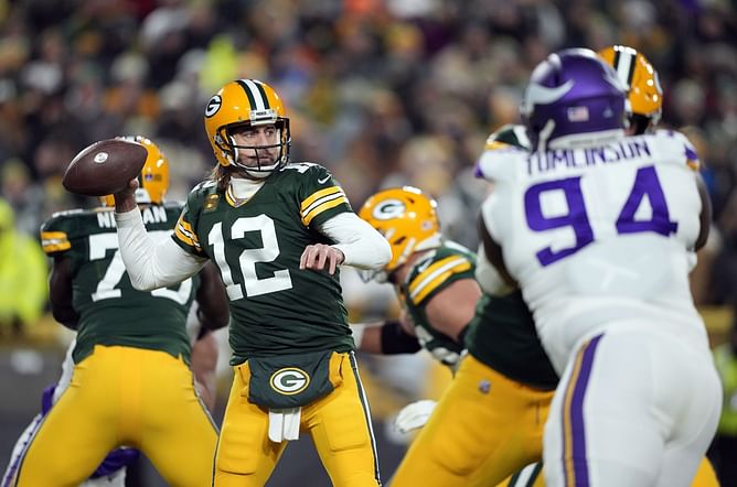 NFL fans divided over reporter's bizarre reason for not casting MVP vote for Aaron Rodgers