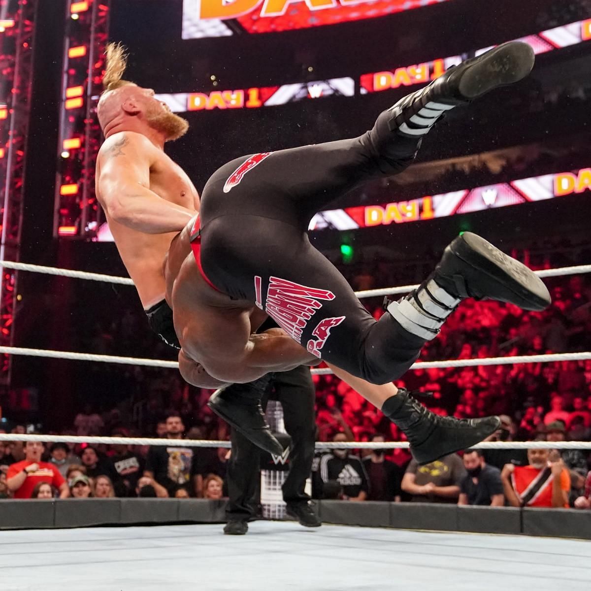 WWE दिग्गज ब्रॉक लैसनर को रिंग में जबरदस्त स्पीयर देते हुए बॉबी लैश्ले 