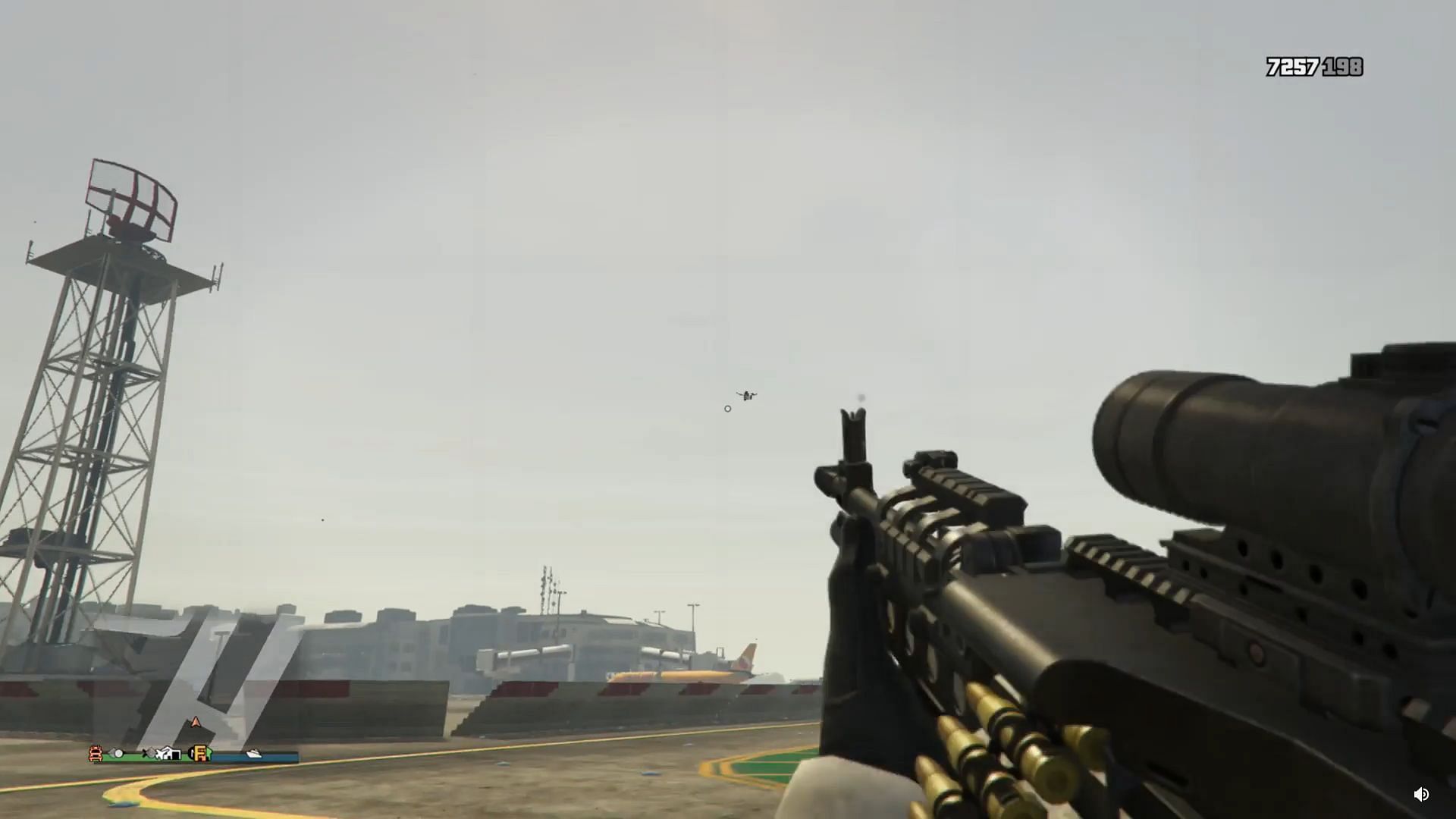 GTA Online player destroys falling enemy with MG (Image via Reddit @hoopgod18)