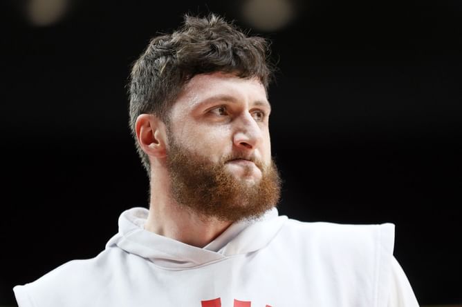 Watch: Jusuf Nurkic throws a punch at Tyler Herro after the latter shoves him in the back