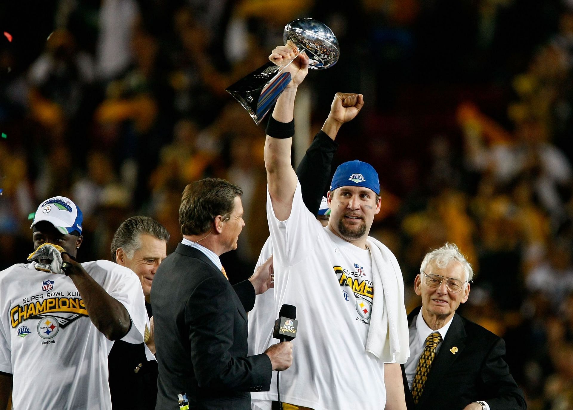 Ben Roethlisberger lifting the Lombardi trophy