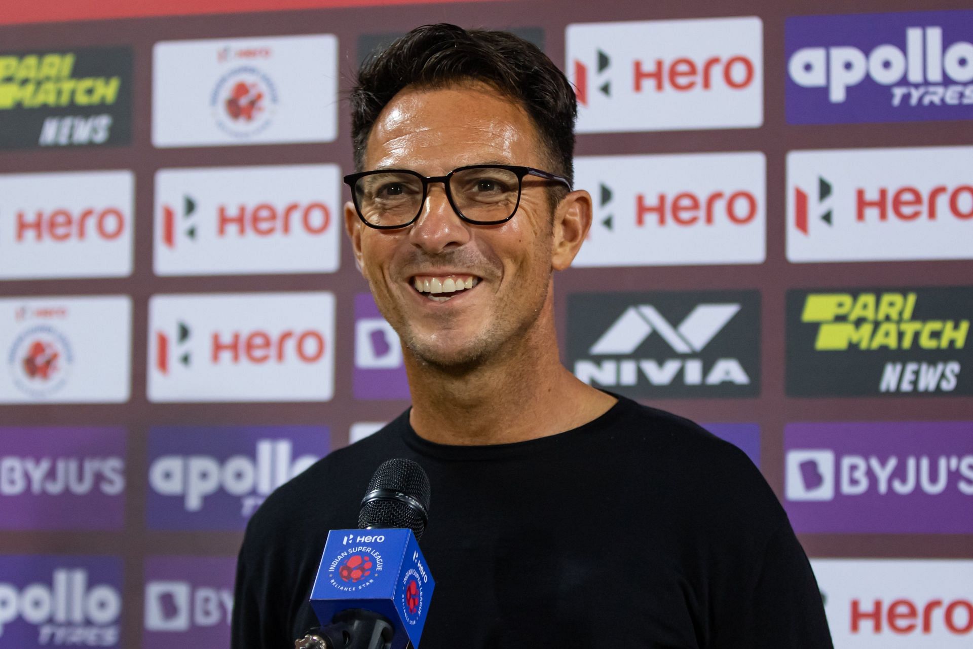 Benagluru FC boss Marco Pezzaiuoli talking to the media. (Image Courtesy: Twitter/bengalurufc)