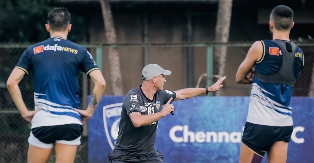 Chennaiyin FC head coach working on his players ahead of the FC Goa clash. (Image Courtesy: Twitter/ChennaiyinFC)