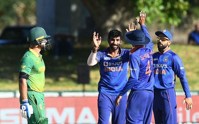 "They looked absolutely toothless" - Aakash Chopra on Team India's bowling in the 2nd ODI vs South Africa