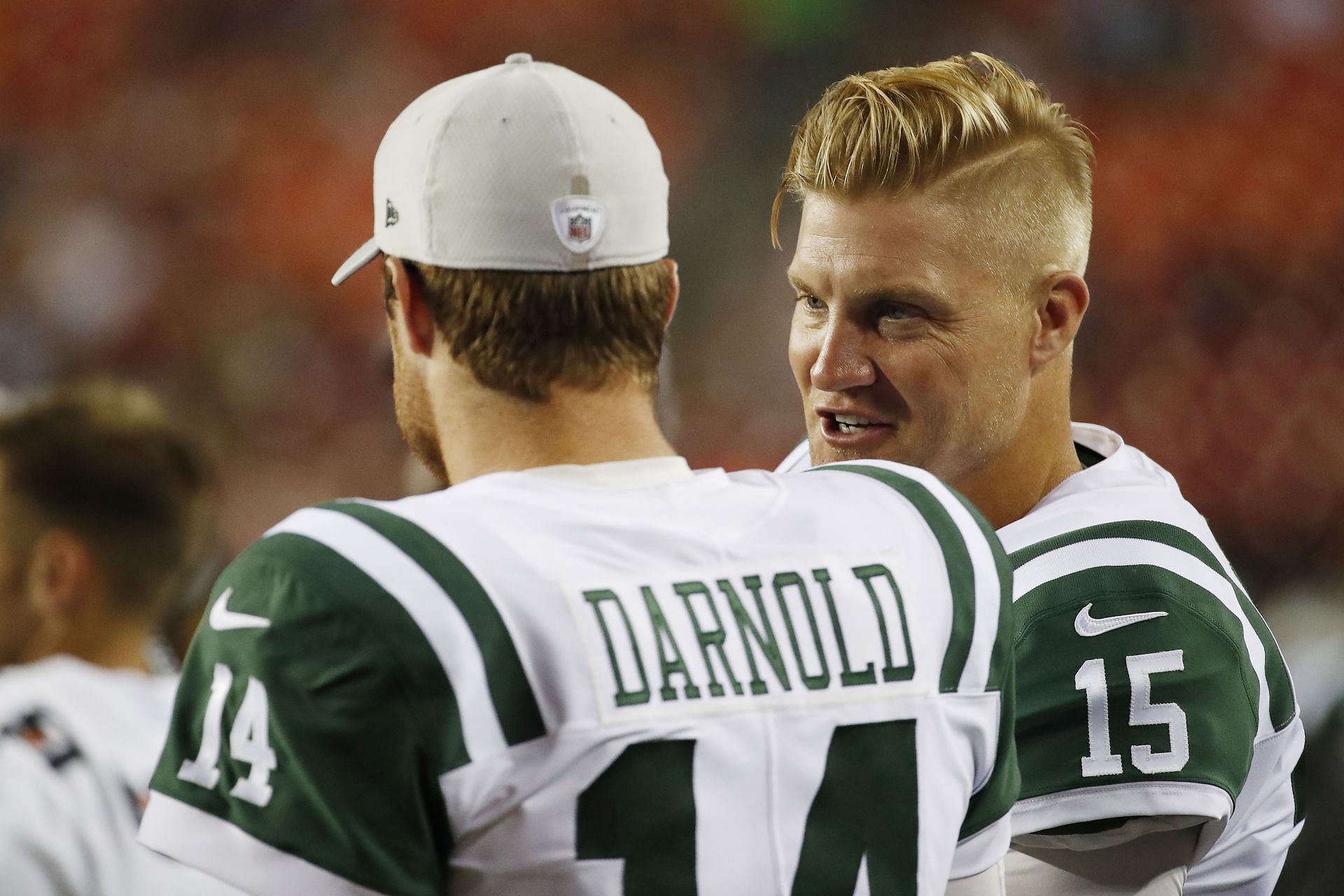 Josh McCown talks to Sam Darnold on the New York Jets sideline