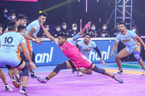 Jaipur raider Arjun Deshwal in action against the Warriors (Image Courtesy: Jaipur Pink Panthers Twitter)