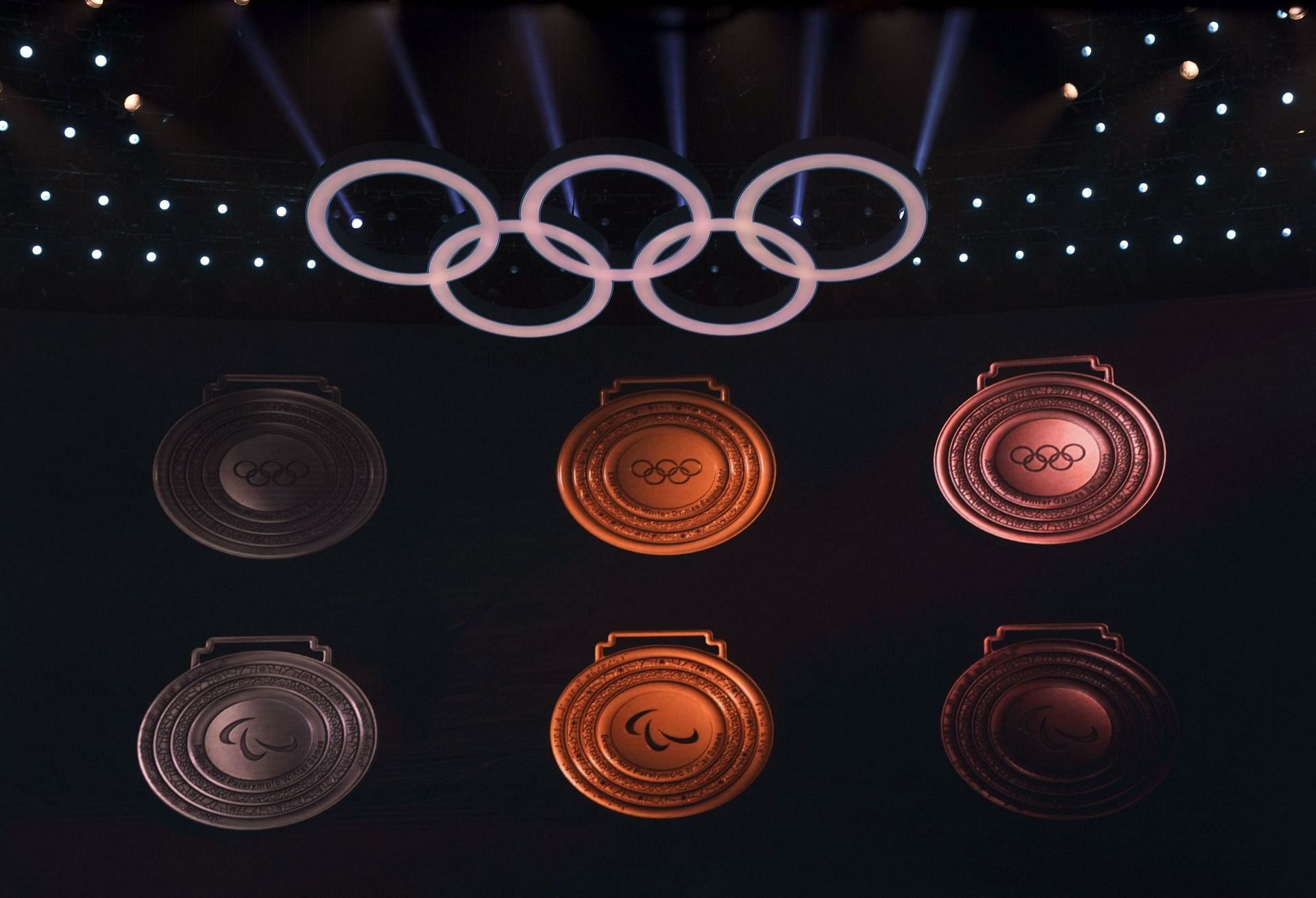 शीतकालीन ओलंपिक खेलों के लिए तैयार मेडल्स का डिजाइन।