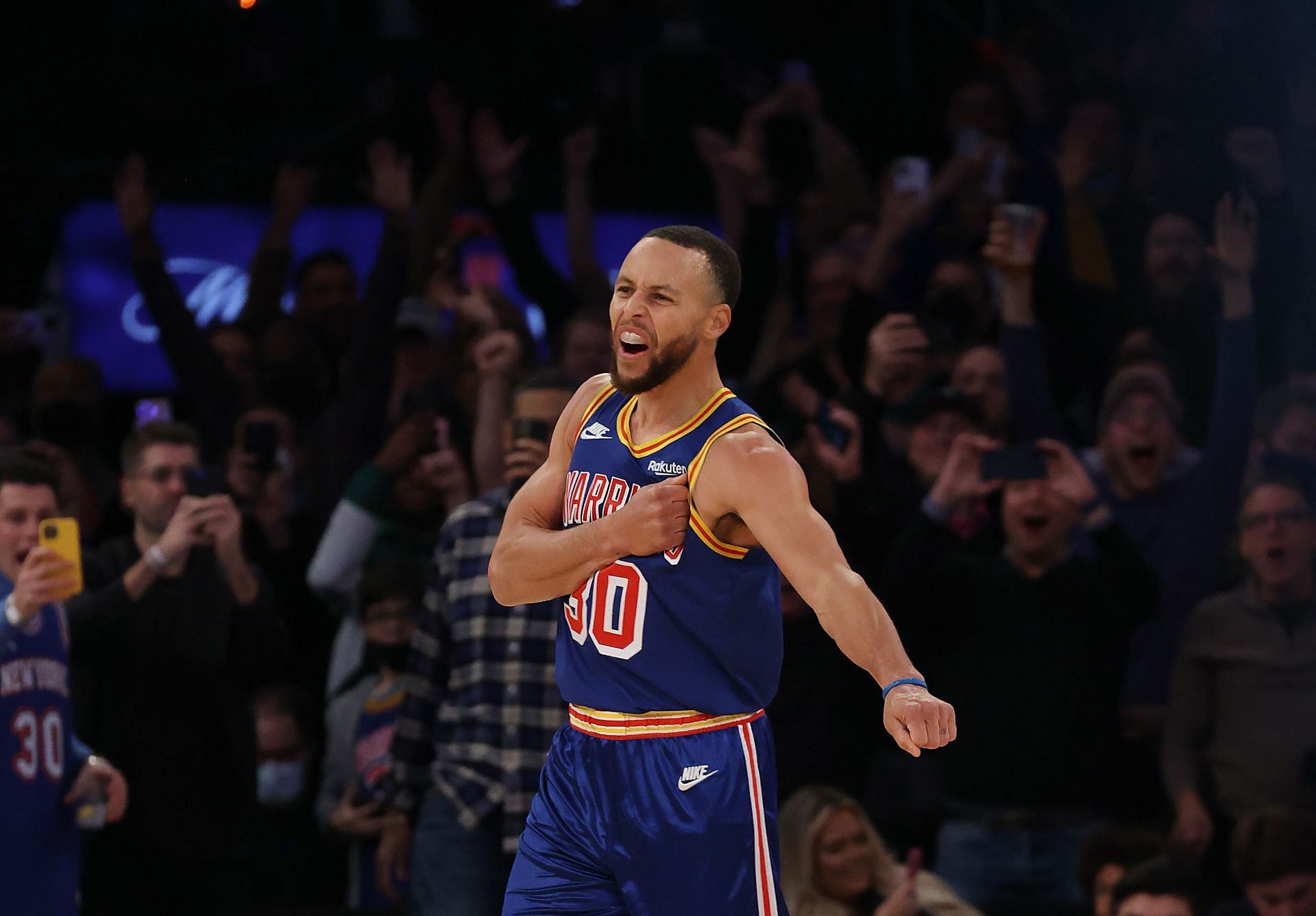 Steph Curry playing at MSG against the New York Knicks