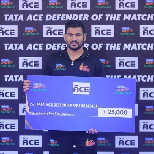 Sandeep Kandola poses after being adjuded as the best defender of the match - Image Courtesy: Telugu Titans Twitter