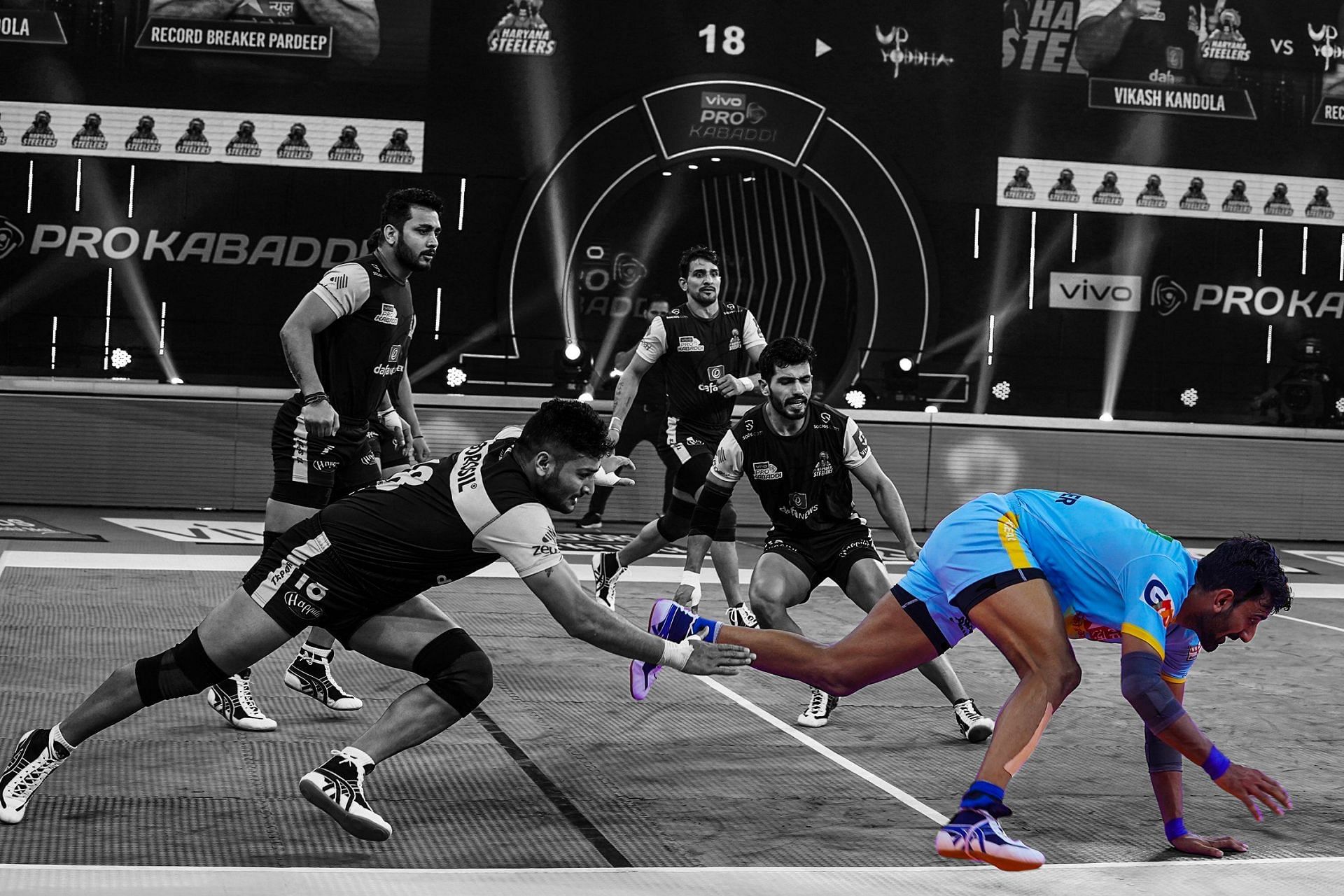 UP Yoddha raider trying to escape a tackle - Image Courtesy: UP Yoddha Twitter