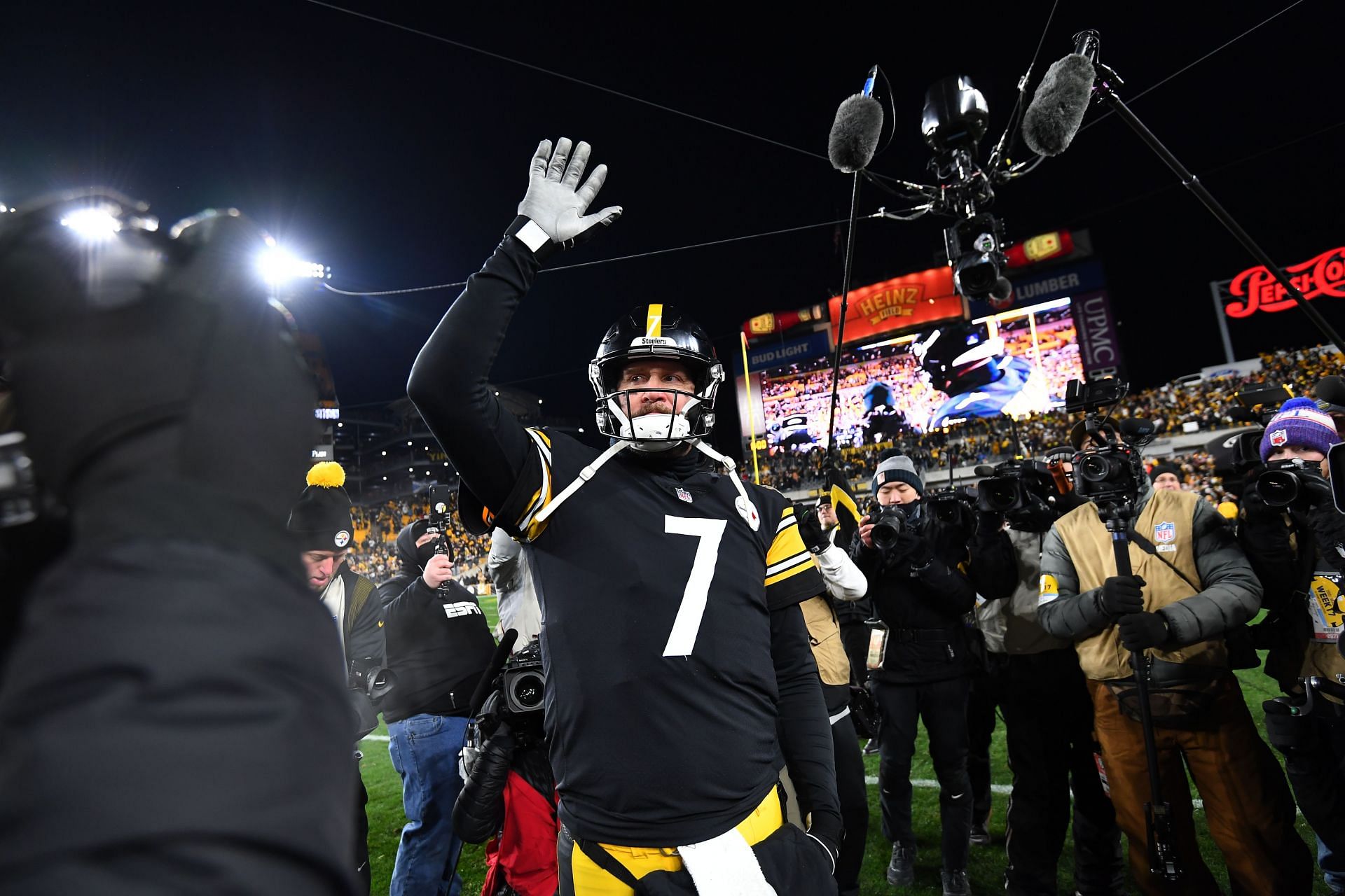 Ben Roethlisberger bids farewell after Monday&#039;s win over Cleveland (Photo: Getty)