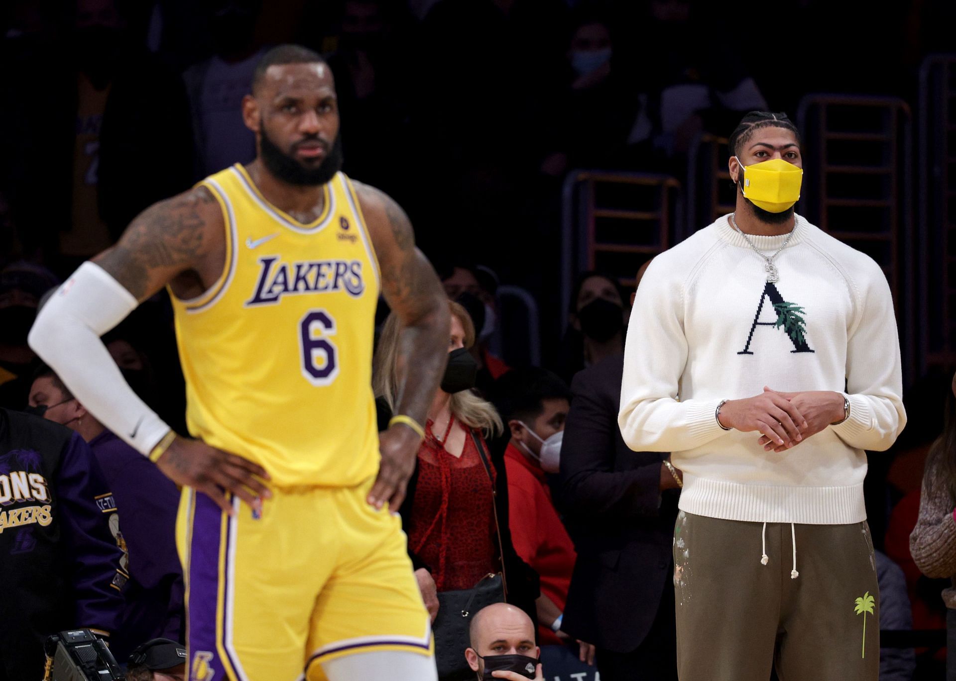 Anthony Davis (right) of the LA Lakers watches LeBron James from the bench