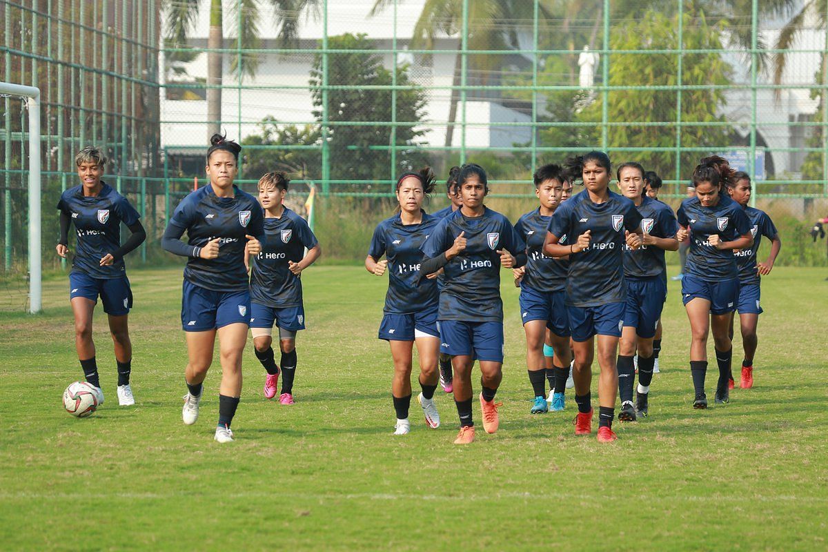 एशिया कप के लिए प्रैक्टिस करतीं भारतीय महिला फुटबॉल टीम।