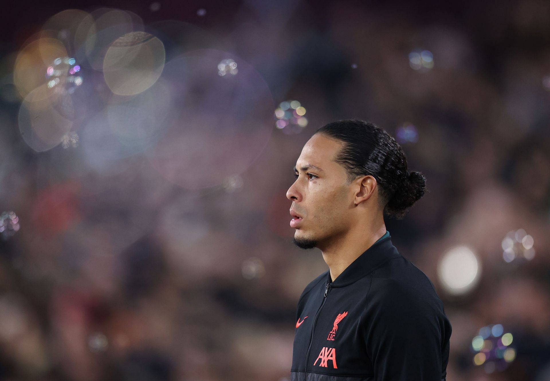 Carragher does not only target former Manchester United defenders but also current Liverpool players such as Van Dijk