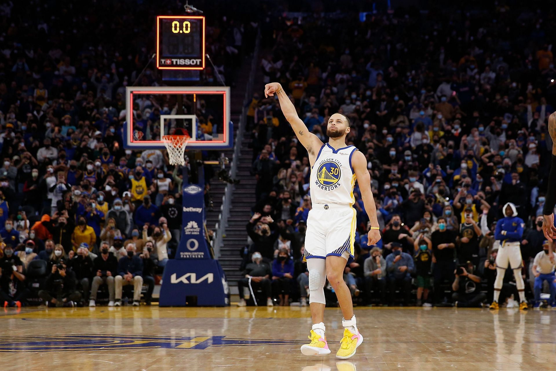 Watch Steph Curry Angrily Kicks A Chair During A Timeout Then Scores 4th Quarter Buzzer Beater 3809