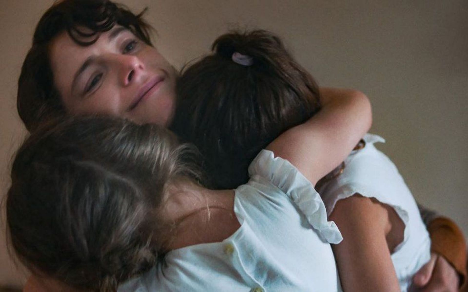 Still from Netflix&#039;s The Lost Daughter - A young Leda with her daughters (Image via Netflix)