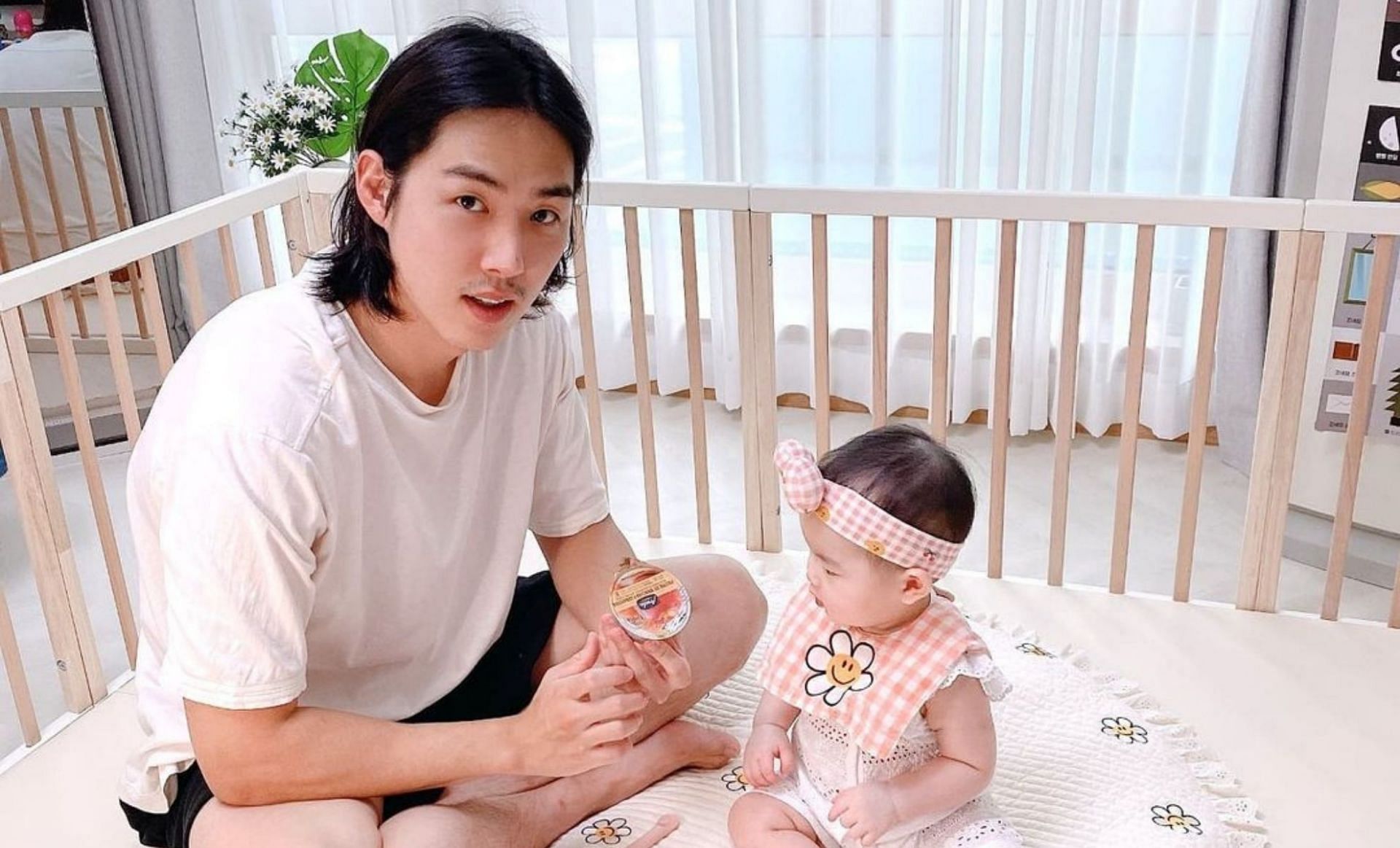 Baek Sung-hyun with daughter Seo-yoon (Image via @sunghyun0130/Instagram)