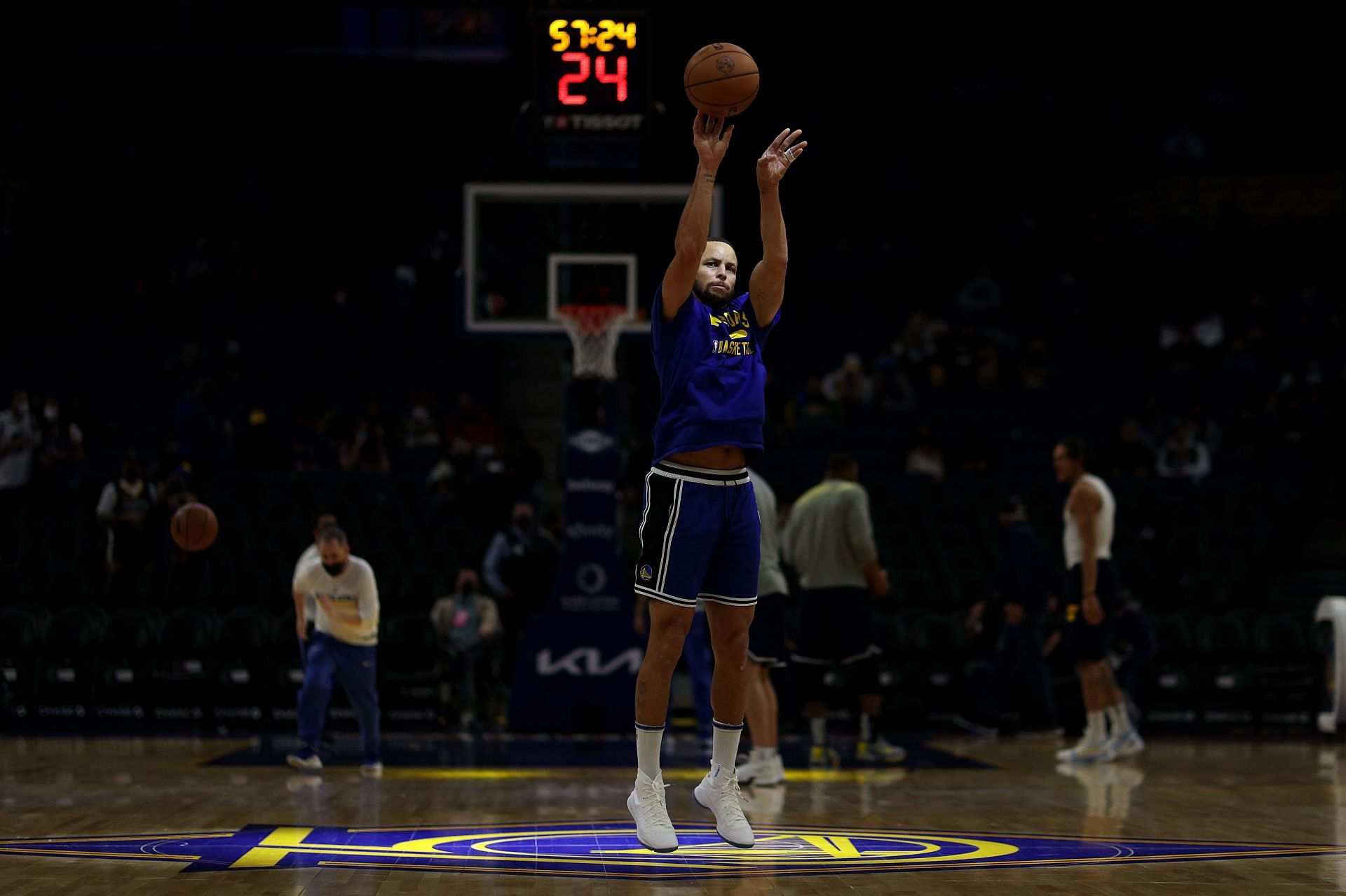 Steph Curry attempts to overcome his shooting slump in recent video