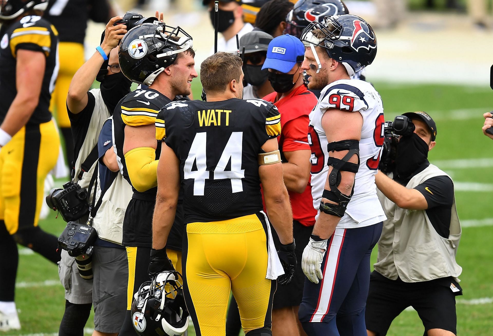 UPDATE: Steelers' T.J. Watt ties Giants' Michael Strahan's single-season  sack record 