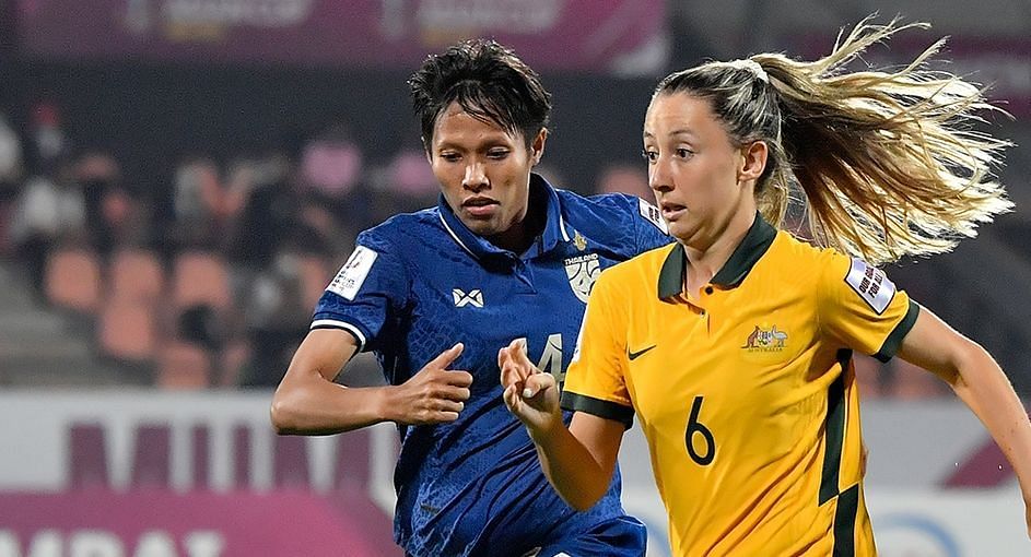 Australian and Vietnamese players duel for the ball. (Image Courtesy: Twitter/afcasiancup)