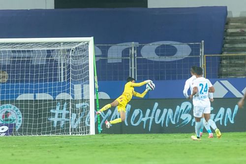 Odisha FC's goalkeeper Arshdeep Singh makes a save during the match against ATK Mohun Bagan. (Image Courtesy: ISL Media)