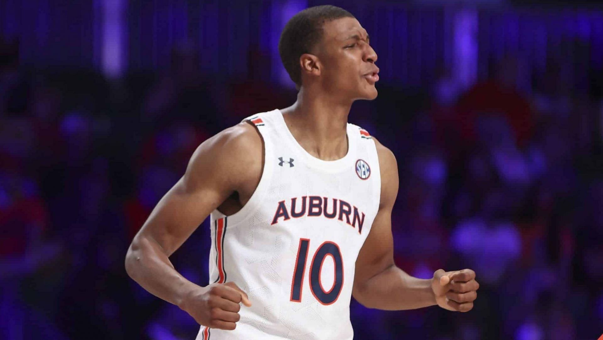 Jabari Smith Jr. continues to thrive for Auburn this year.