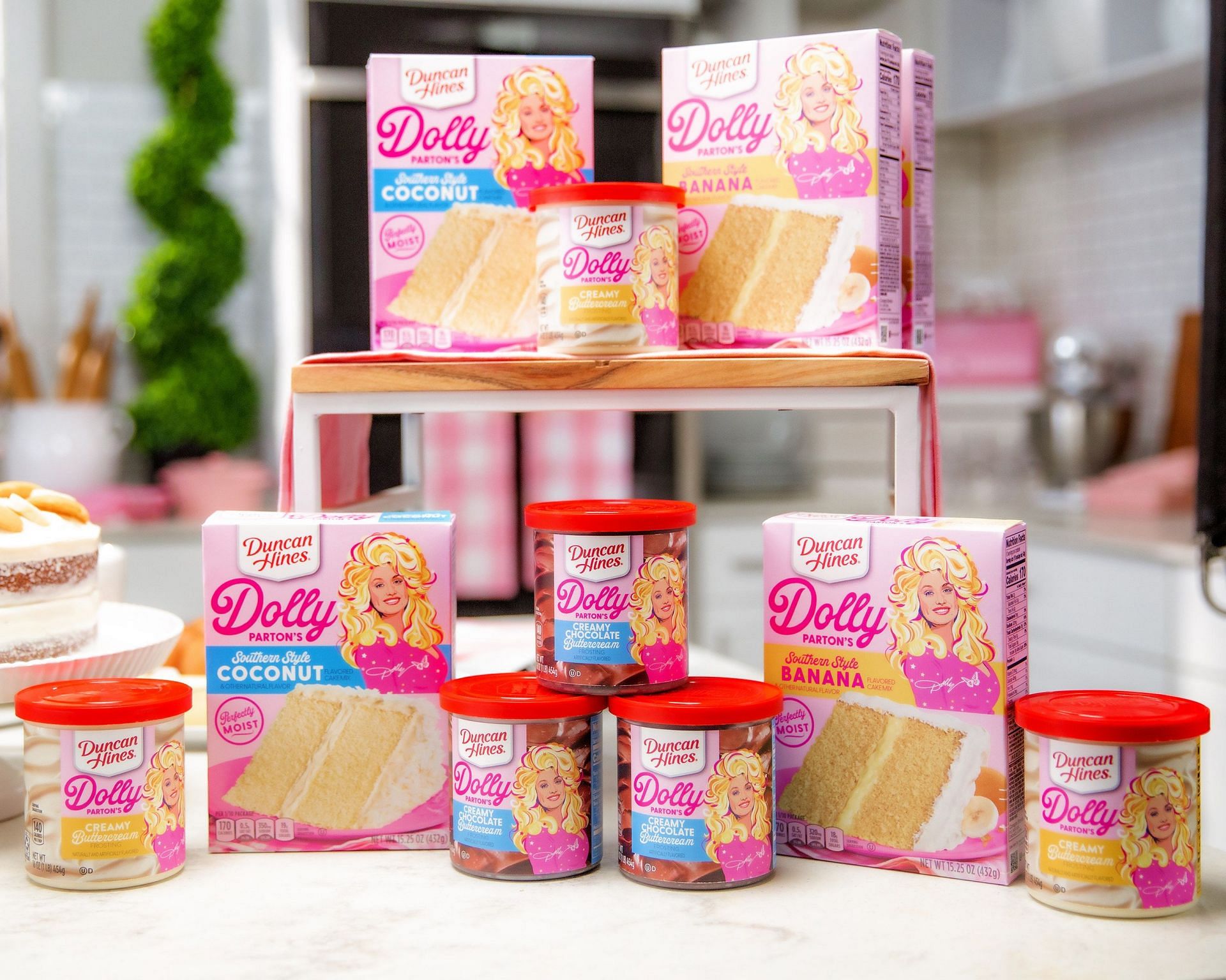 Dolly Parton and Duncan Hines cake mixes and frostings (Image via Duncan Hines)