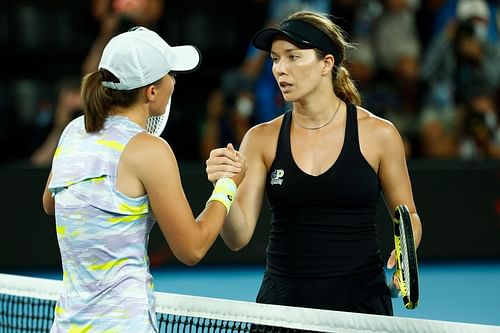 Iga Swiatek (l) and Danielle Collins at the 2022 Australian Open.