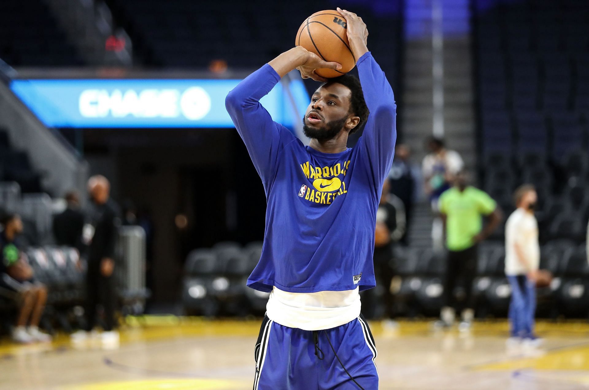 Wiggins warming up before facing the Minnesota Timberwolves