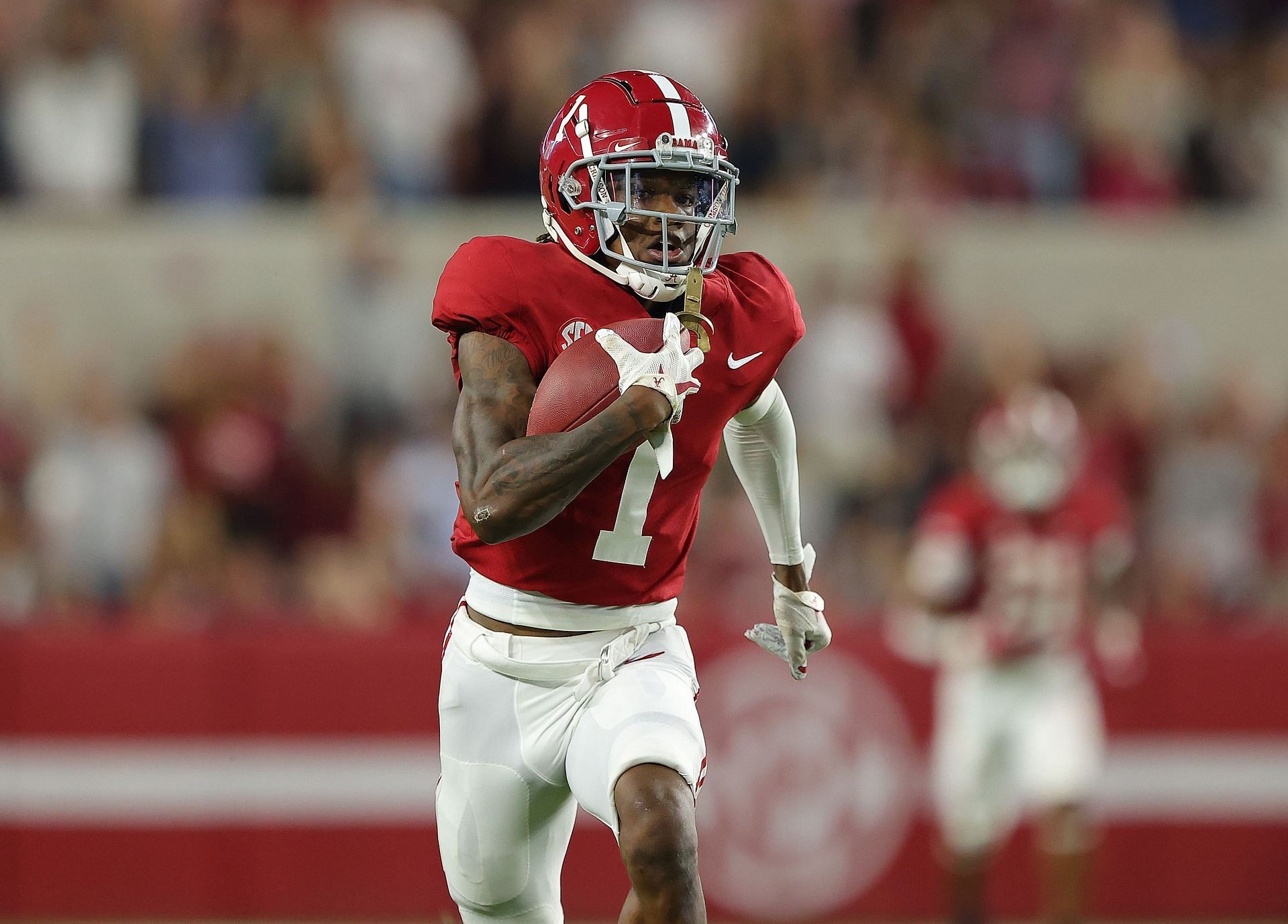 Alabama WR Jameson Williams leaves national championship with knee injury